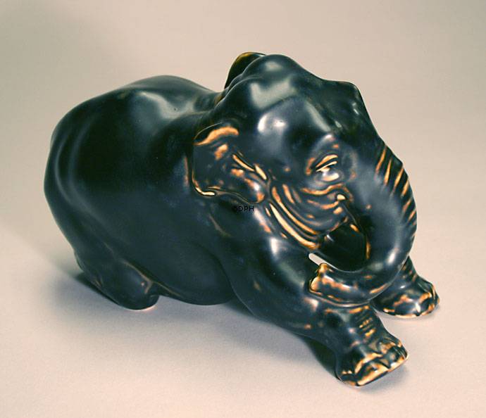 Großer Elefant kniend, Royal Copenhagen Steingut Figur Nr. 22715