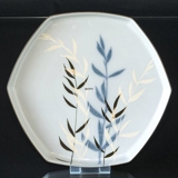 Fayenceschale mit Pflanzenmotiv von Ivan Weiss, Royal Copenhagen Nr. 22781