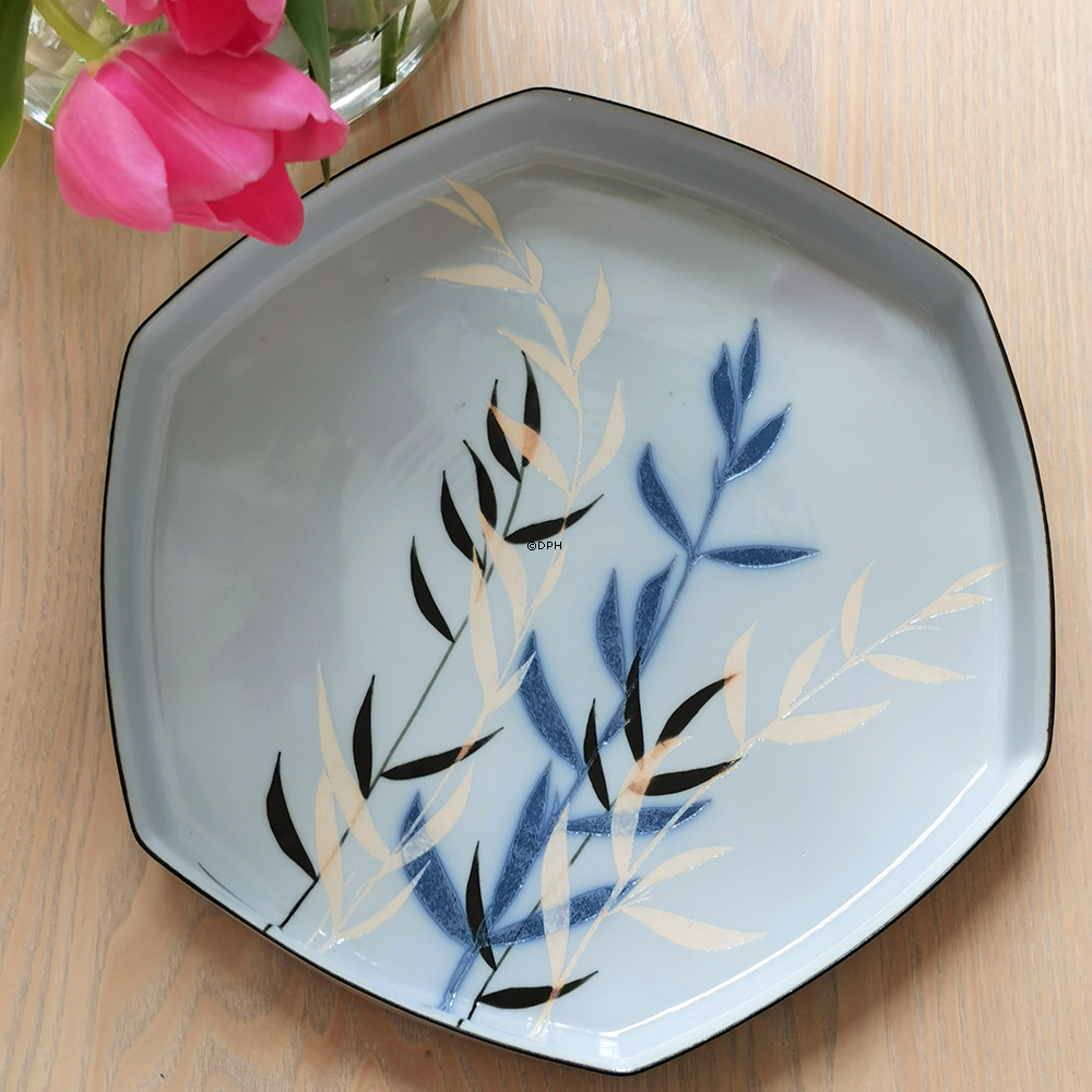 Fayenceschale mit Pflanzenmotiv von Ivan Weiss, Royal Copenhagen Nr.  22781