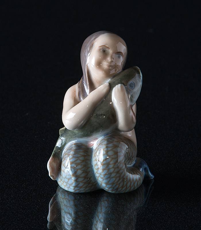 Meerjungfrau hält Fisch liebevoll, Royal Copenhagen Figur Nr. 2348