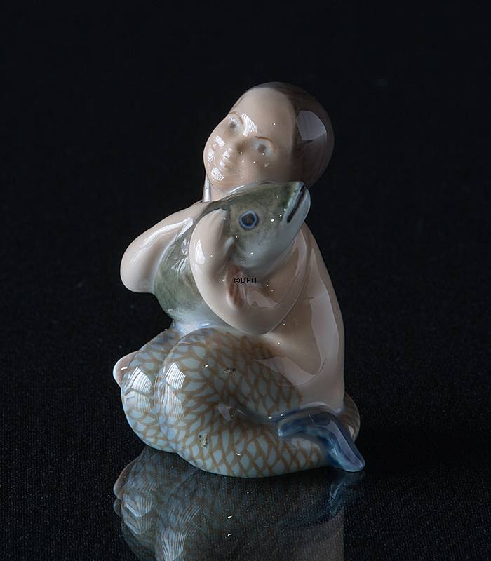 Meerjungfrau hält Fisch liebevoll, Royal Copenhagen Figur Nr. 2348