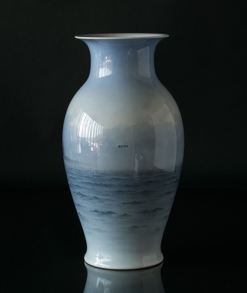 Sehr große Vase mit Segelschiff in der Nähe von Kronborg, Royal Copenhagen Nr. 2486-2388