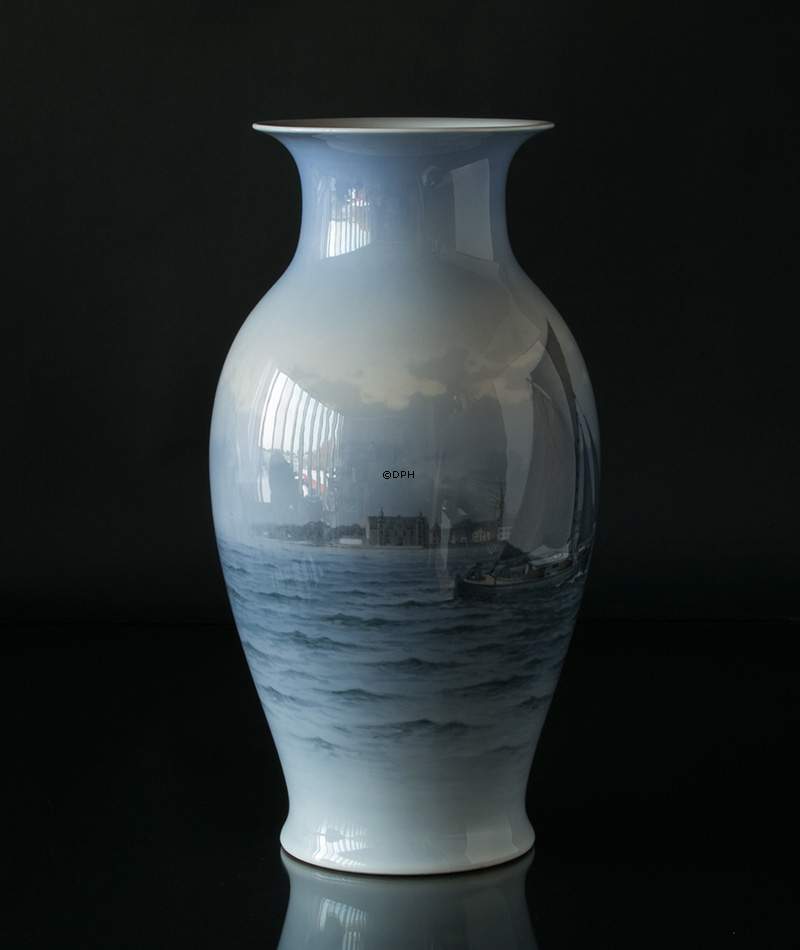 Sehr große Vase mit Segelschiff in der Nähe von Kronborg, Royal Copenhagen Nr. 2486-2388