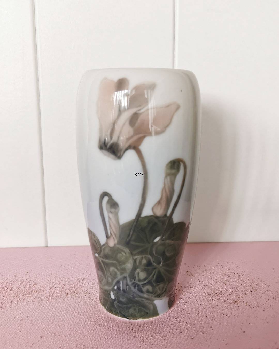 Vase mit roten Blumen, Bing & Gröndahl Nr. 254-235