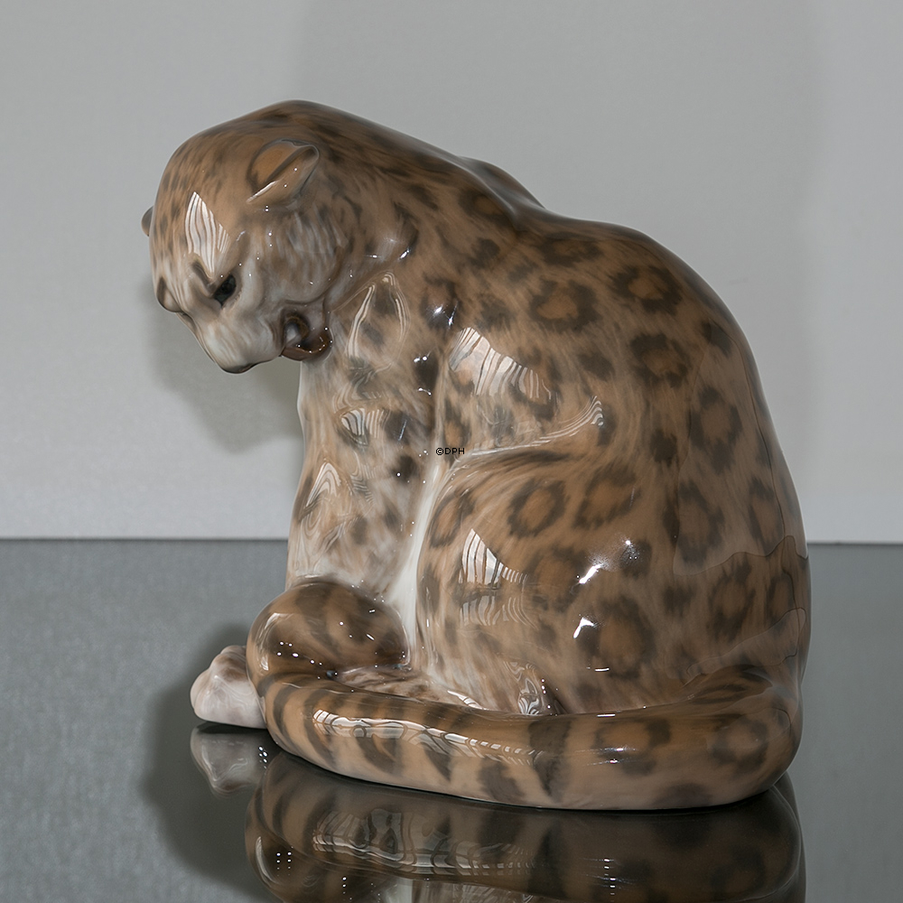 Panther schaut auf seinem Schwanz, Royal Copenhagen Figur Nr. 2555