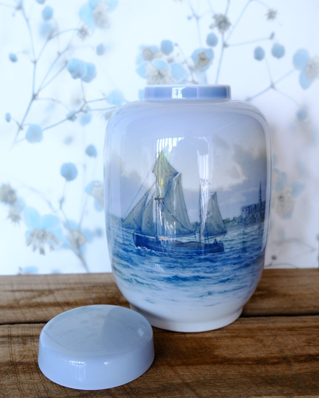 Vase mit Deckel, Kronborg und Schiff, Royal Copenhagen Nr. 2562-888