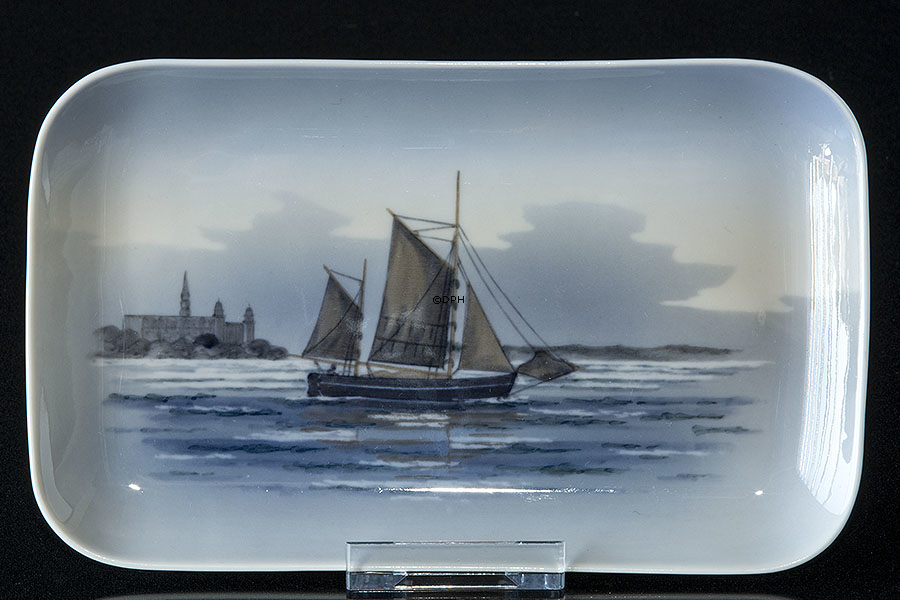Schale mit Schiff nahe zu Kronborg, Royal Copenhagen Nr. 2562-9265