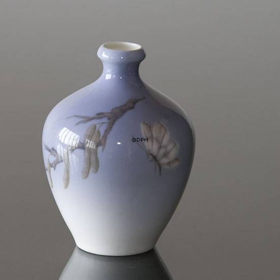 Vase mit Blume, Haselzweig und Schmetterling, Royal Copenhagen Nr. 2654-396