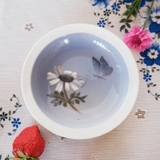 Schale mit Blume und Schmetterling, Royal Copenhagen Nr. 2688-9777