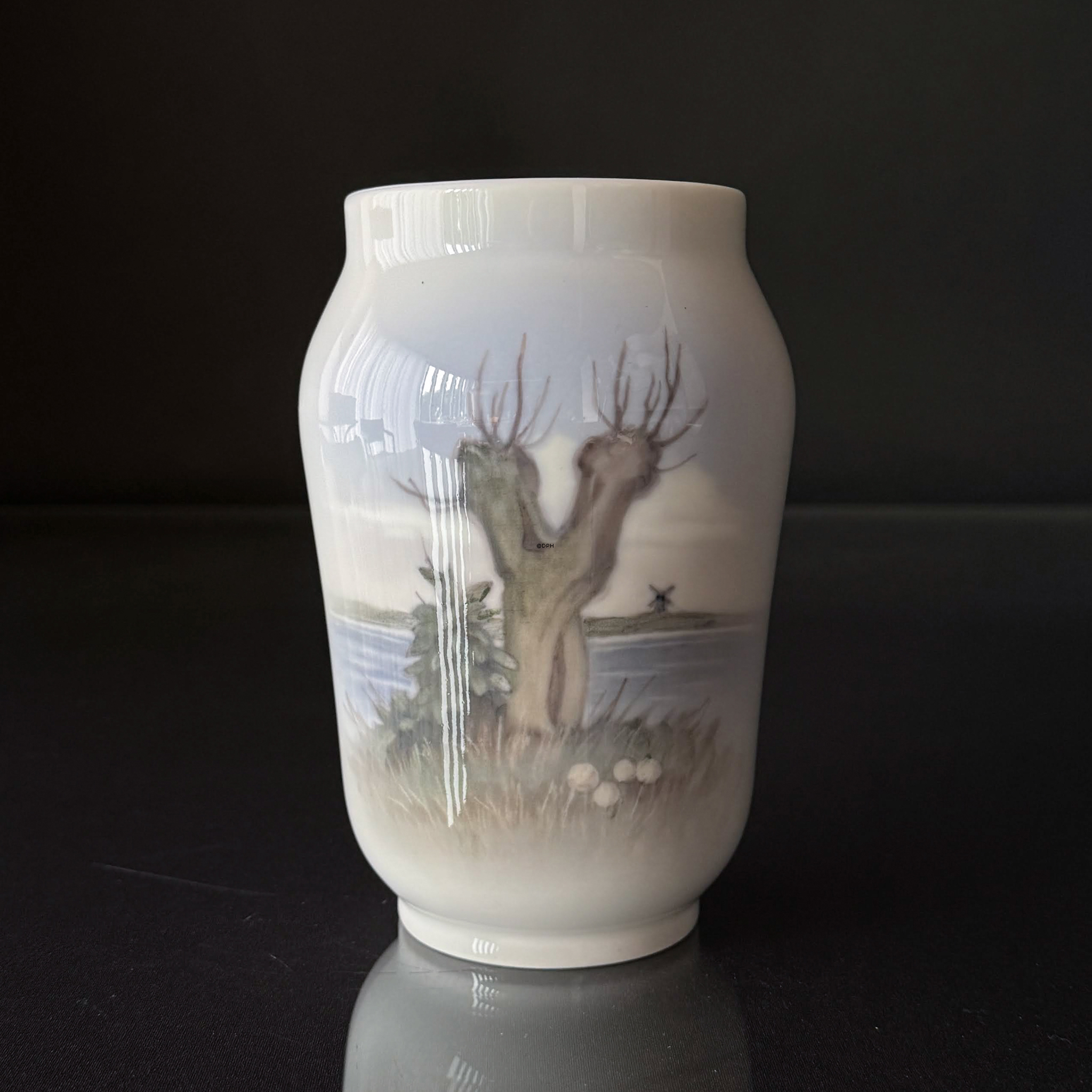 Vase mit Landschaft mit Baum, Royal Copenhagen Nr. 2696-108