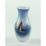 Vase mit Landschaft mit einem Segelboot auf den Wellen, Royal Copenhagen Nr. 2765-2289