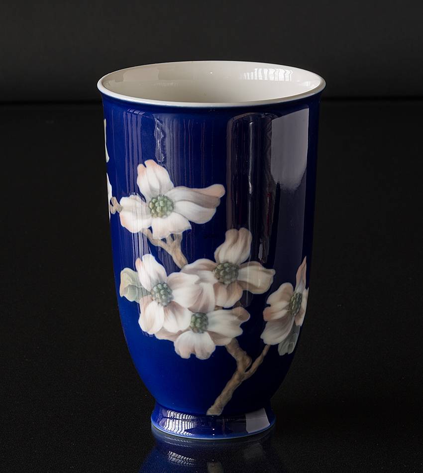 Vase mit weißer Blume auf starkem blauem Hintergrund, Royal Copenhagen Nr. 2830-3549