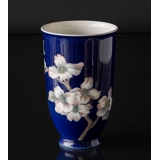 Vase mit weißer Blume auf starkem blauem Hintergrund, Royal Copenhagen Nr. 2830-3549