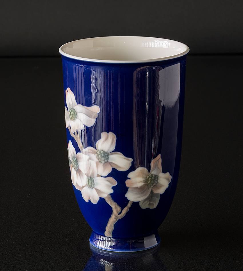 Vase mit weißer Blume auf starkem blauem Hintergrund, Royal Copenhagen Nr. 2830-3549