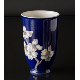 Vase mit weißer Blume auf starkem blauem Hintergrund, Royal Copenhagen Nr. 2830-3549