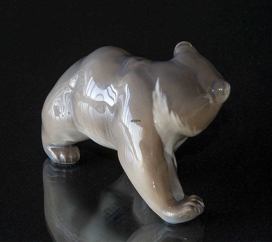 Braunbär, zu Fuß zur Seite schauend, Royal Copenhagen Figur Nr. 2841