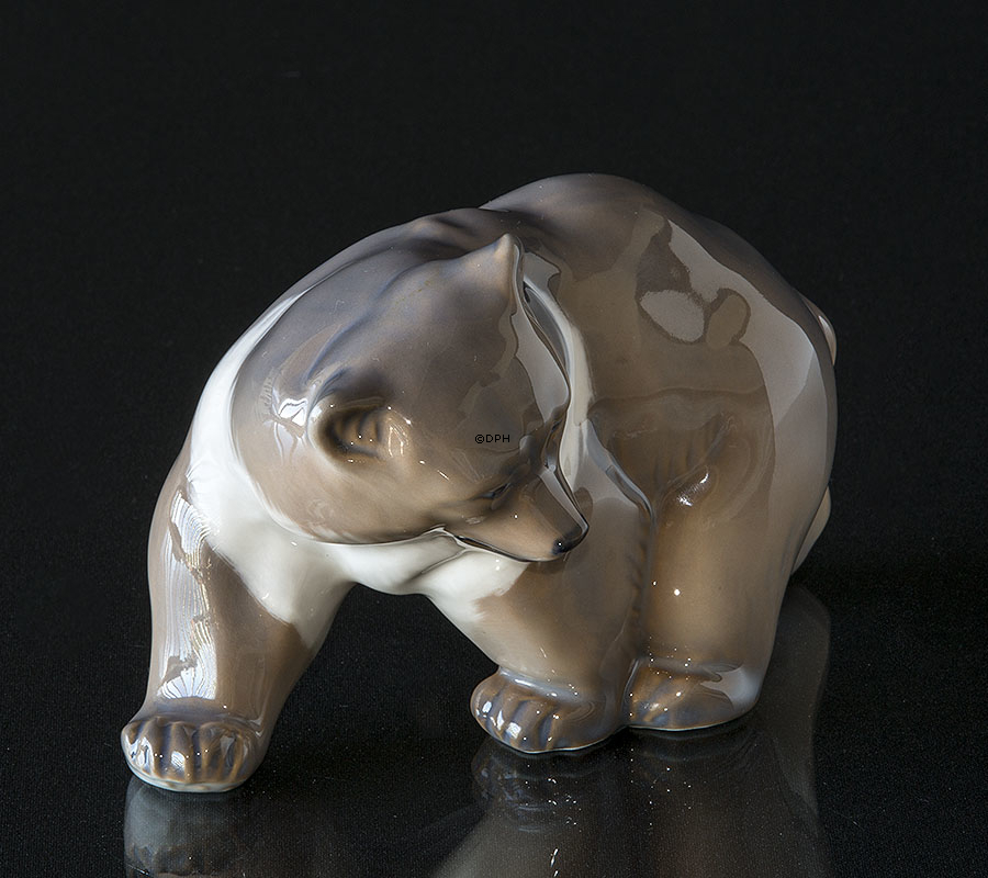 Braunbär, zu Fuß zur Seite schauend, Royal Copenhagen Figur Nr. 2841