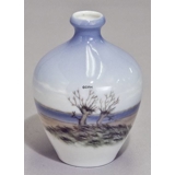 Vase mit Weide vor einem See, Royal Copenhagen Nr. 2893-396