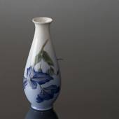 Vase mit Blumen, die von einem Ast hängen, Royal Copenhagen Nr. 2919-4055