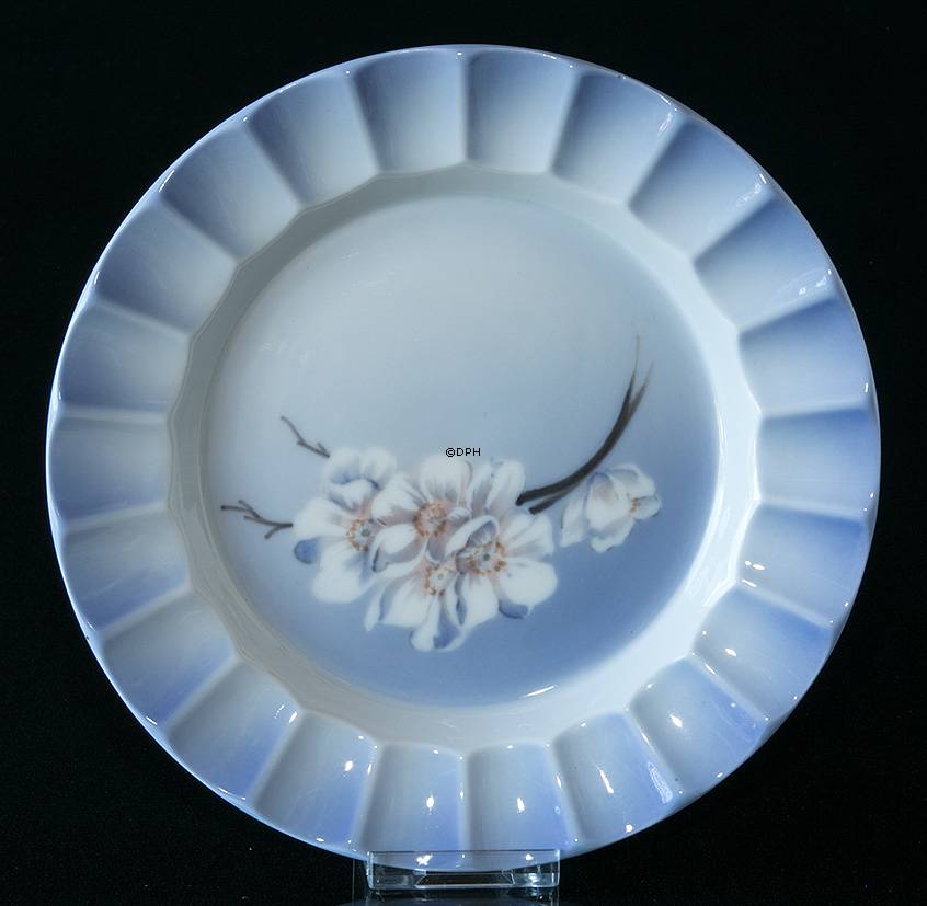 Schale mit Blume, Royal Copenhagen Nr. 2927-9932