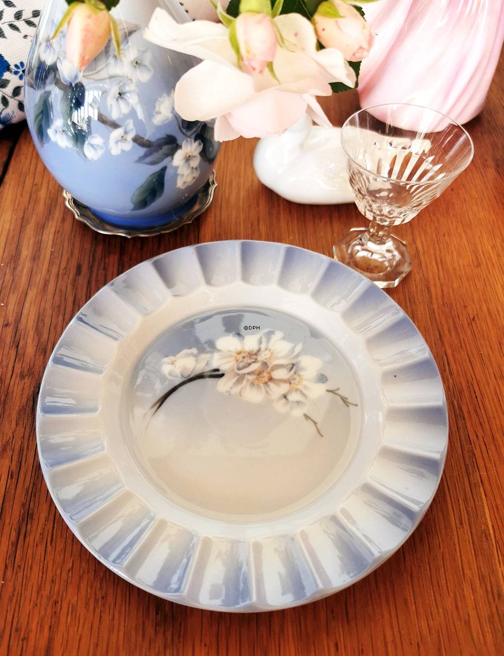 Schale mit Blume, Royal Copenhagen Nr. 2927-9932