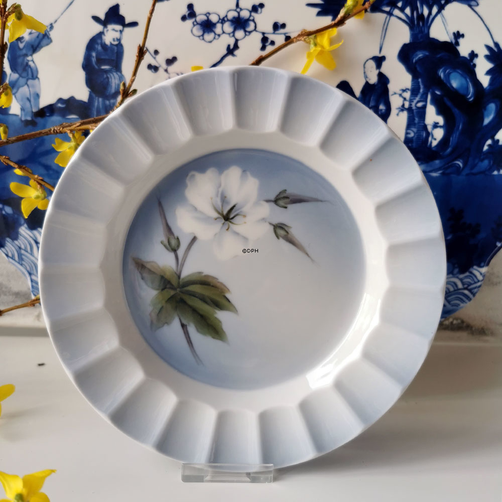 Schale mit Blume, Royal Copenhagen Nr. 2929-9932