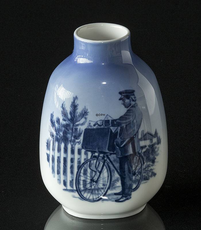 Vase mit Postmann auf Fahrrad von Royal Copenhagen Nr. 299011-5582