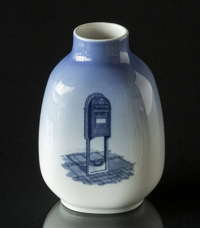 Vase mit Postmann auf Fahrrad von Royal Copenhagen Nr. 299011-5582