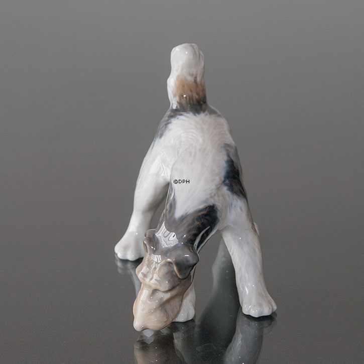 Rauhaariger Terrier schnüffelt den Boden, Royal Copenhagen Hund Figur Nr. 3020