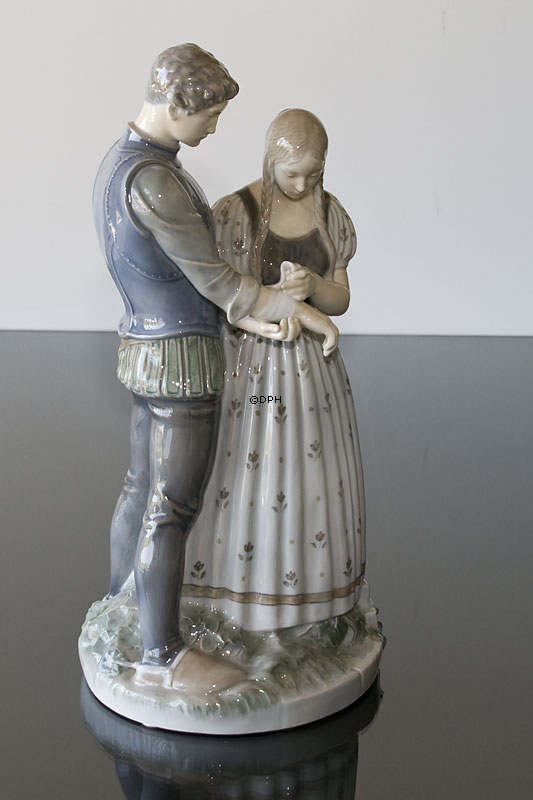 Ritter und Jungfrau, die seine Wunden verbindet, Royal Copenhagen Figur Nr. 3171