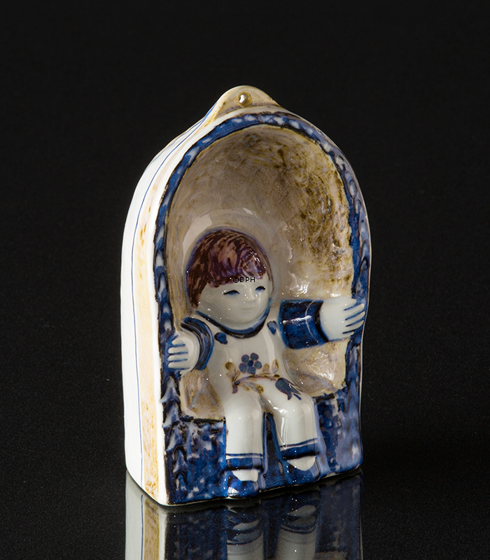 Junge in Korbstuhl Fayence Figur von Royal Copenhagen