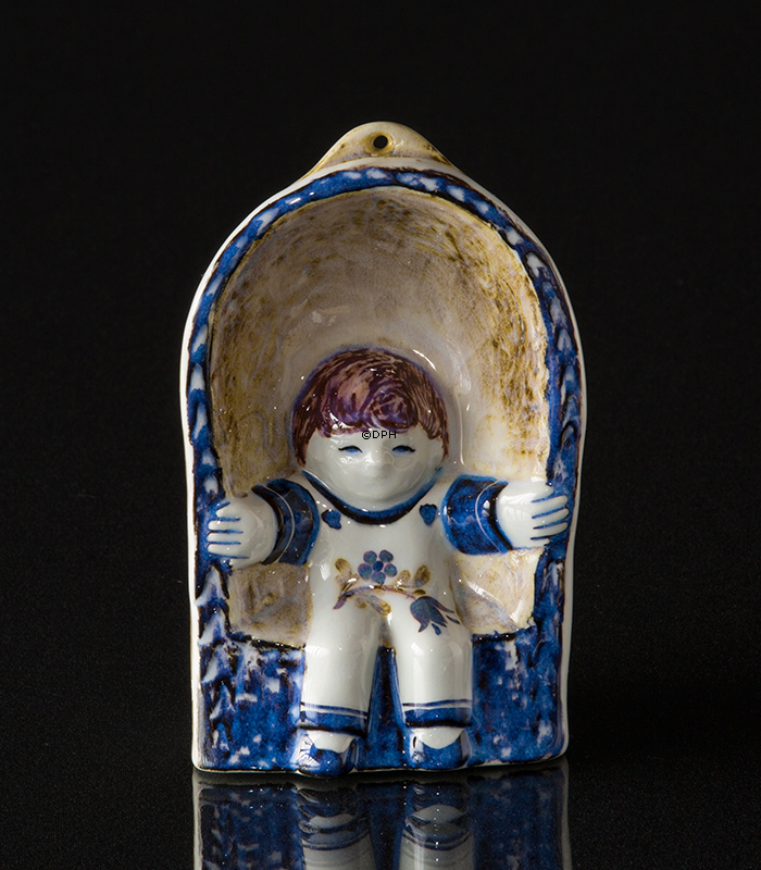 Junge in Korbstuhl Fayence Figur von Royal Copenhagen