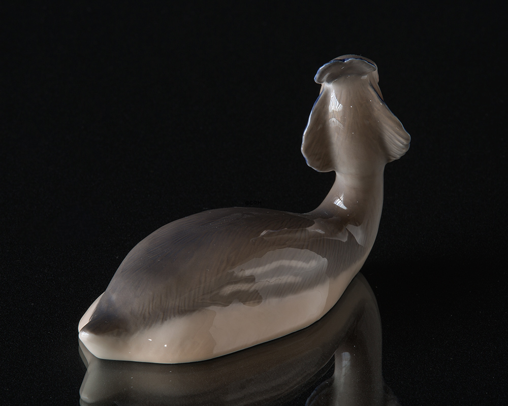 Grebe liegend wie im Wasser, Royal Copenhagen Vogelfigur Nr. 3263