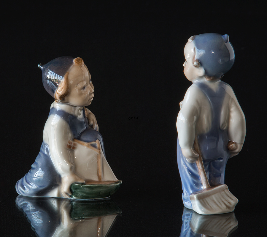 Junge mit Schiff, der zukünftige Entdecker, Royal Copenhagen Figur Nr. 3272