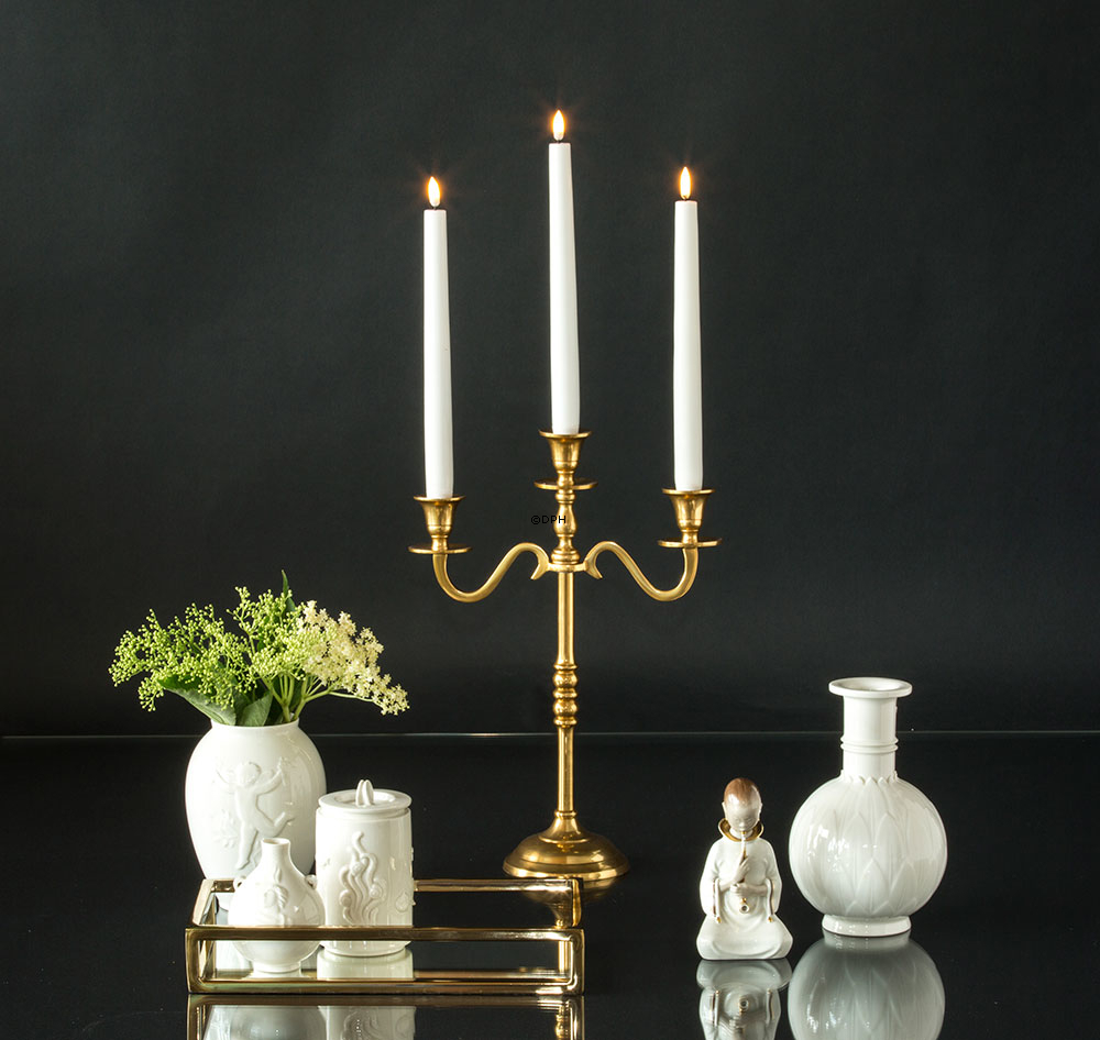 Weiße Vase mit Blattreliefs von Arno Malinowski, produziert von Royal Copenhagen Nr. 3309