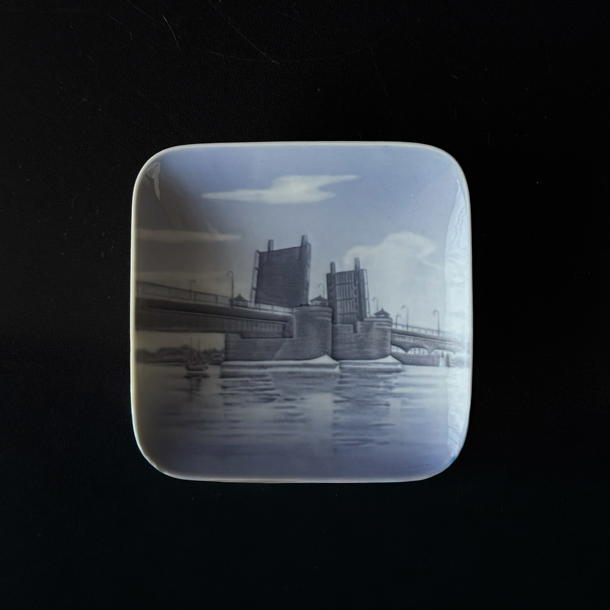 Royal Copenhagen Schale mit der Limfjordsbrücke Nr. 3352