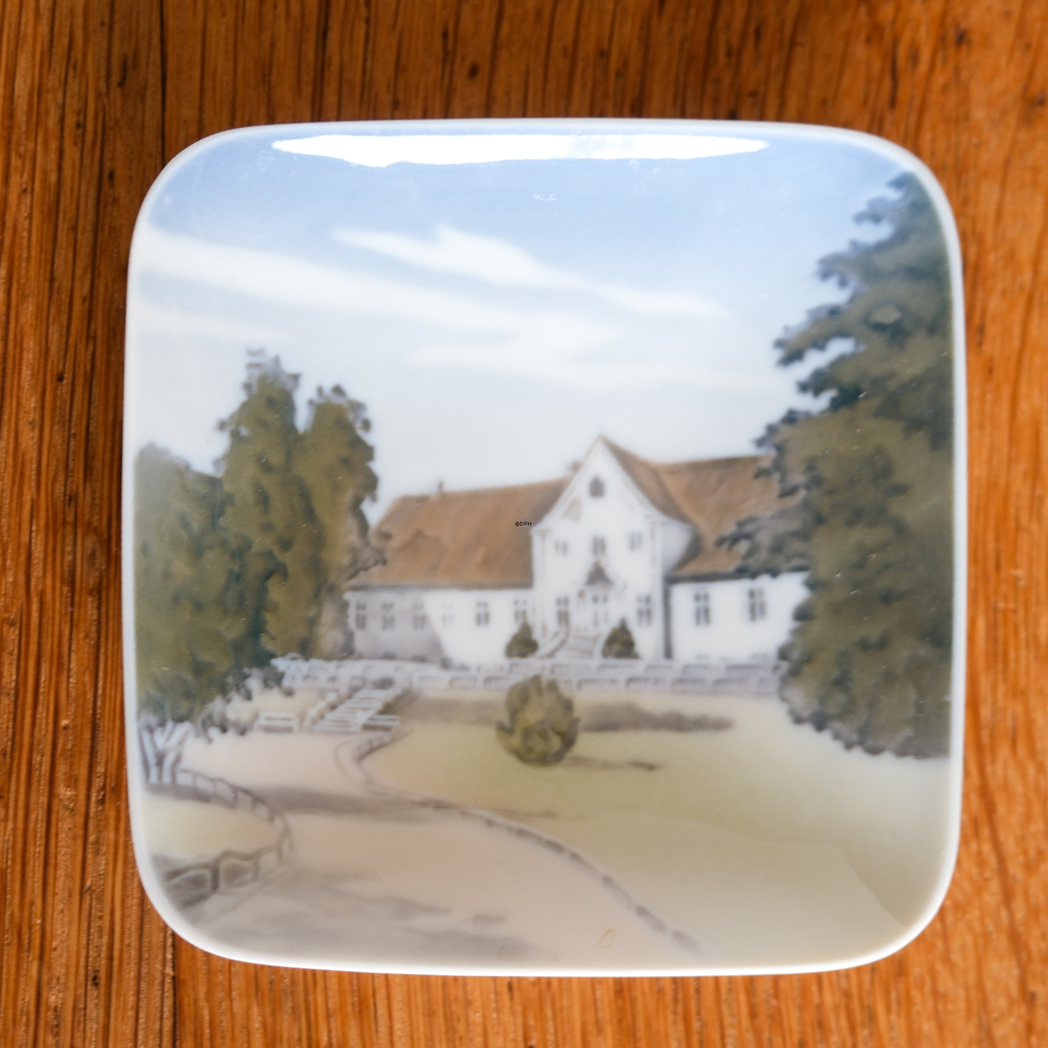 Deutsch:
Schale mit Løkken, Royal Copenhagen Nr. 3441.