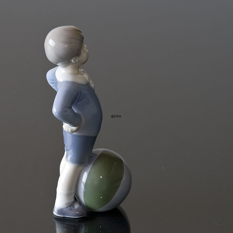 Junge mit Ball, Royal Copenhagen Figur Nr. 3542