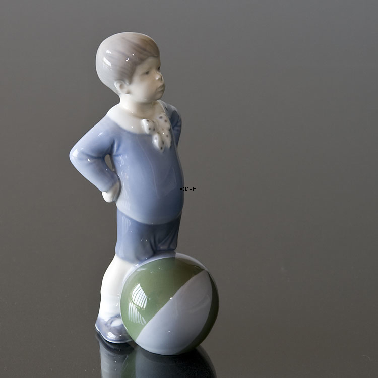 Junge mit Ball, Royal Copenhagen Figur Nr. 3542