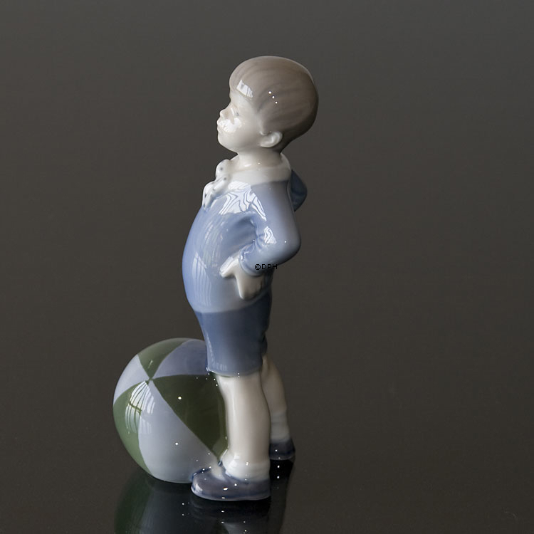 Junge mit Ball, Royal Copenhagen Figur Nr. 3542