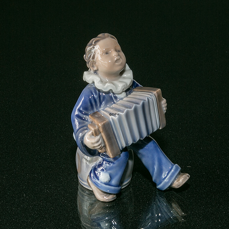 Kind mit Akkordeon, fröhliche Melodien werden gespielt, Royal Copenhagen Figur Nr. 3667
