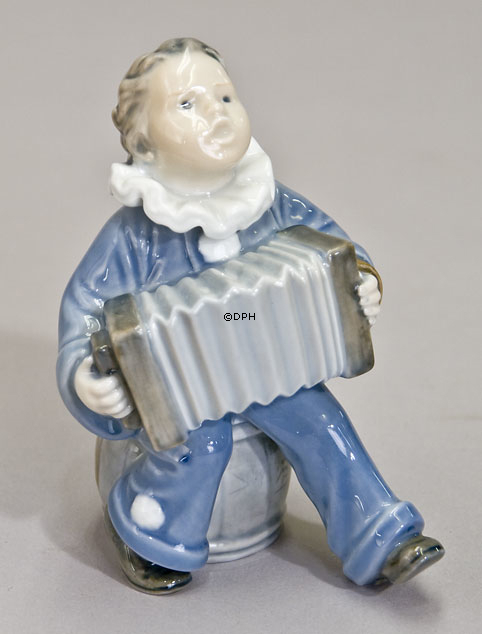 Kind mit Akkordeon, fröhliche Melodien werden gespielt, Royal Copenhagen Figur Nr. 3667