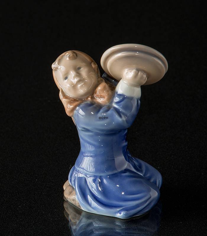 Mädchen mit Topfdeckel, Royal Copenhagen Figur Nr. 3677