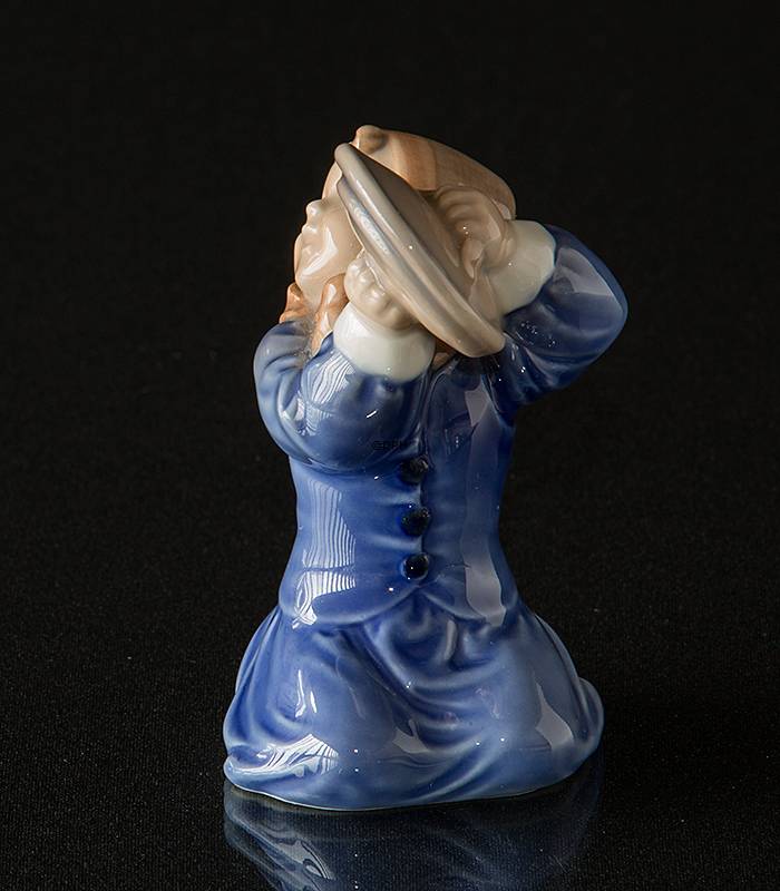 Mädchen mit Topfdeckel, Royal Copenhagen Figur Nr. 3677