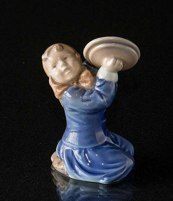 Mädchen mit Topfdeckel, Royal Copenhagen Figur Nr. 3677