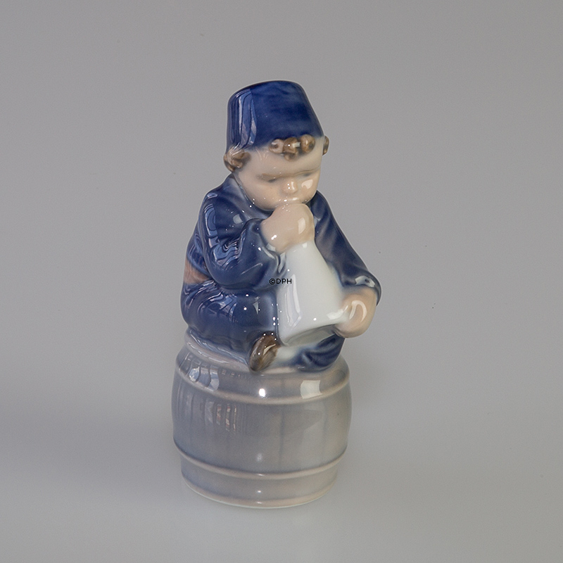 Junge mit Horn, kleiner Hornist, Royal Copenhagen Figur Nr. 3689