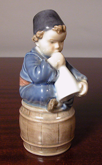 Junge mit Horn, kleiner Hornist, Royal Copenhagen Figur Nr. 3689