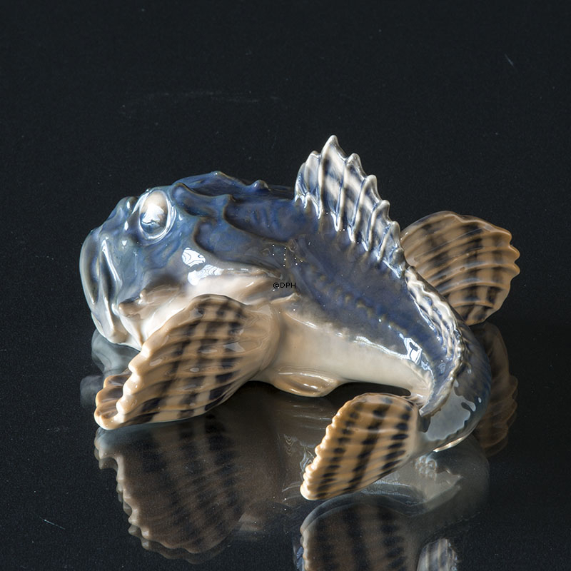 Ulk, Royal Copenhagen Fischfigur Nr. 371, Entwurf: Andresen (1894-1922) (mit sehr kleiner Reparatur an der Schwanzflosse)