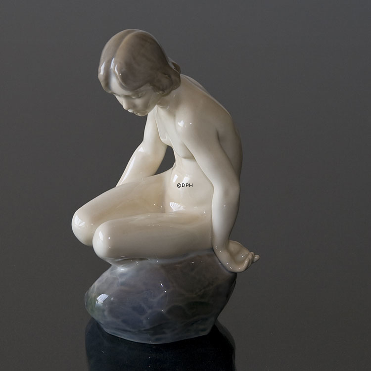 Mädchen auf dem Stein, die unten schaut, Royal Copenhagen Figur Nr. 4027