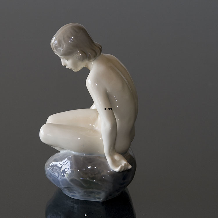 Mädchen auf dem Stein, die unten schaut, Royal Copenhagen Figur Nr. 4027
